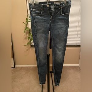 Rag & Bone low rise skinny jeans with distressed bottom hem. Sz 26 waist